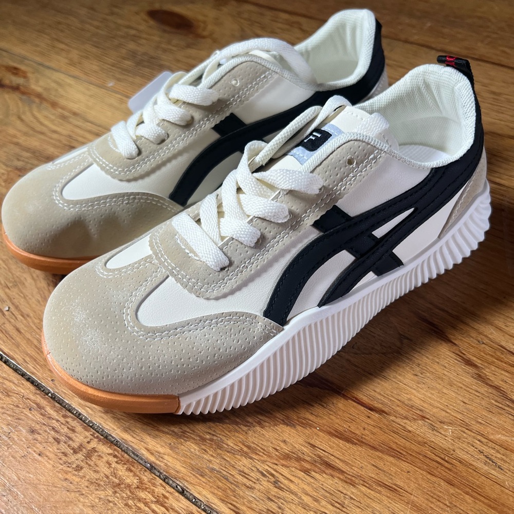 DeFlorance women’s lightweight sneakers, size 8